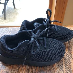 Nike unisex black sneakers